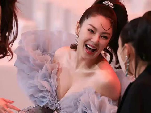 张雨绮|张雨绮参加活动领口大开，弯腰不用手捂，被吐槽缺乏安全意识