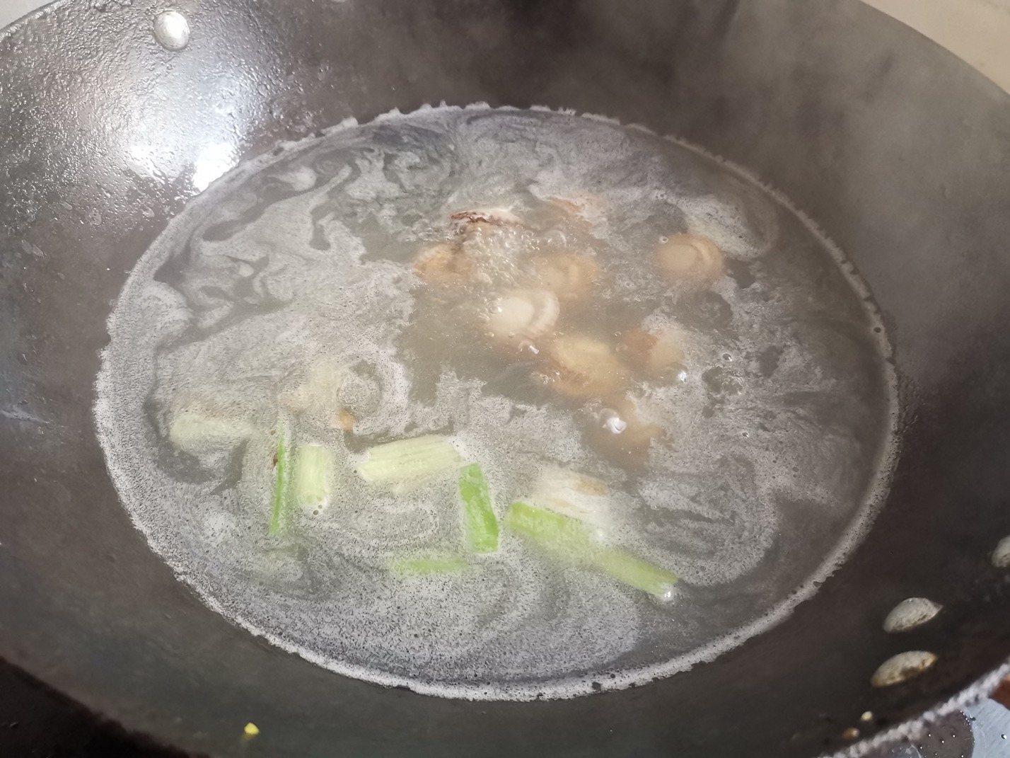 冬天，吃肉吃鱼不如吃它，熬汤特鲜美，暖胃又好喝