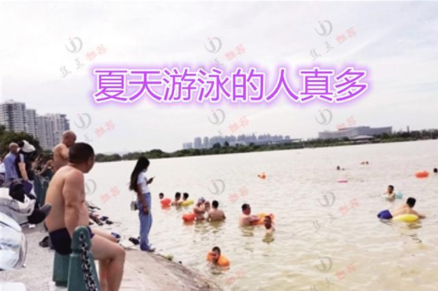女子和闺蜜野泳,丈夫非要一起玩,妻子一脚踢过去:你别痴心妄想