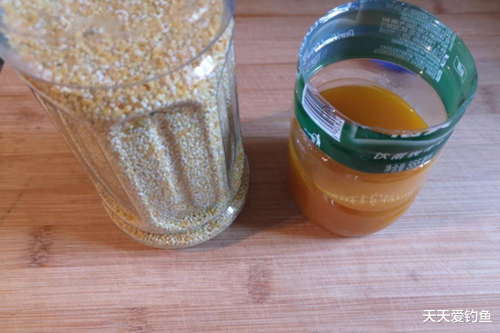 |寒冬野钓大鲫鱼，适合低温的几款窝料，聚鱼快留鱼久