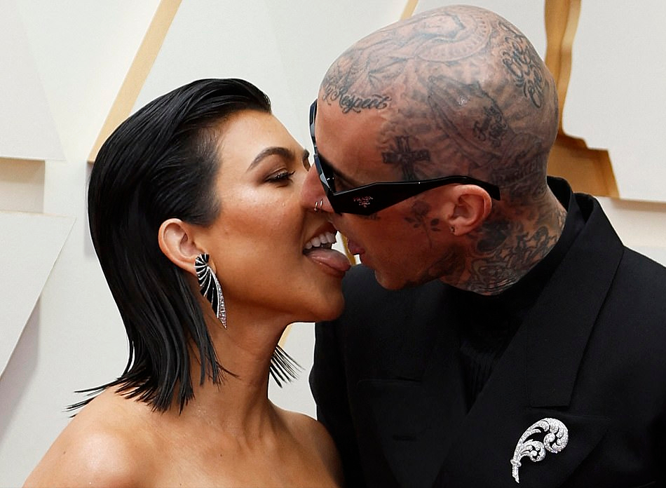 奥斯卡|金大姐和未婚夫走奥斯卡红毯!穿抹胸裙小腹凸出,当众舌吻好甜蜜