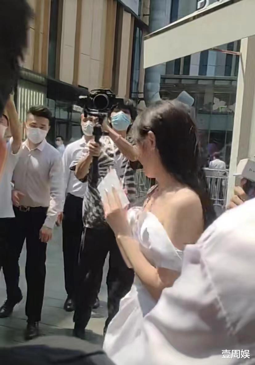 孟佳|33岁孟佳现身活动尽显狼狈，被风吹乱了发型，一路上捂着胸口！