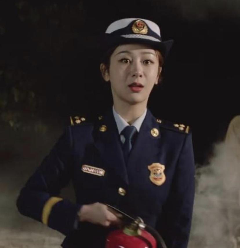 同样是“女警照”,把颜丙燕和杨幂等人放在一起看,差别就出来了