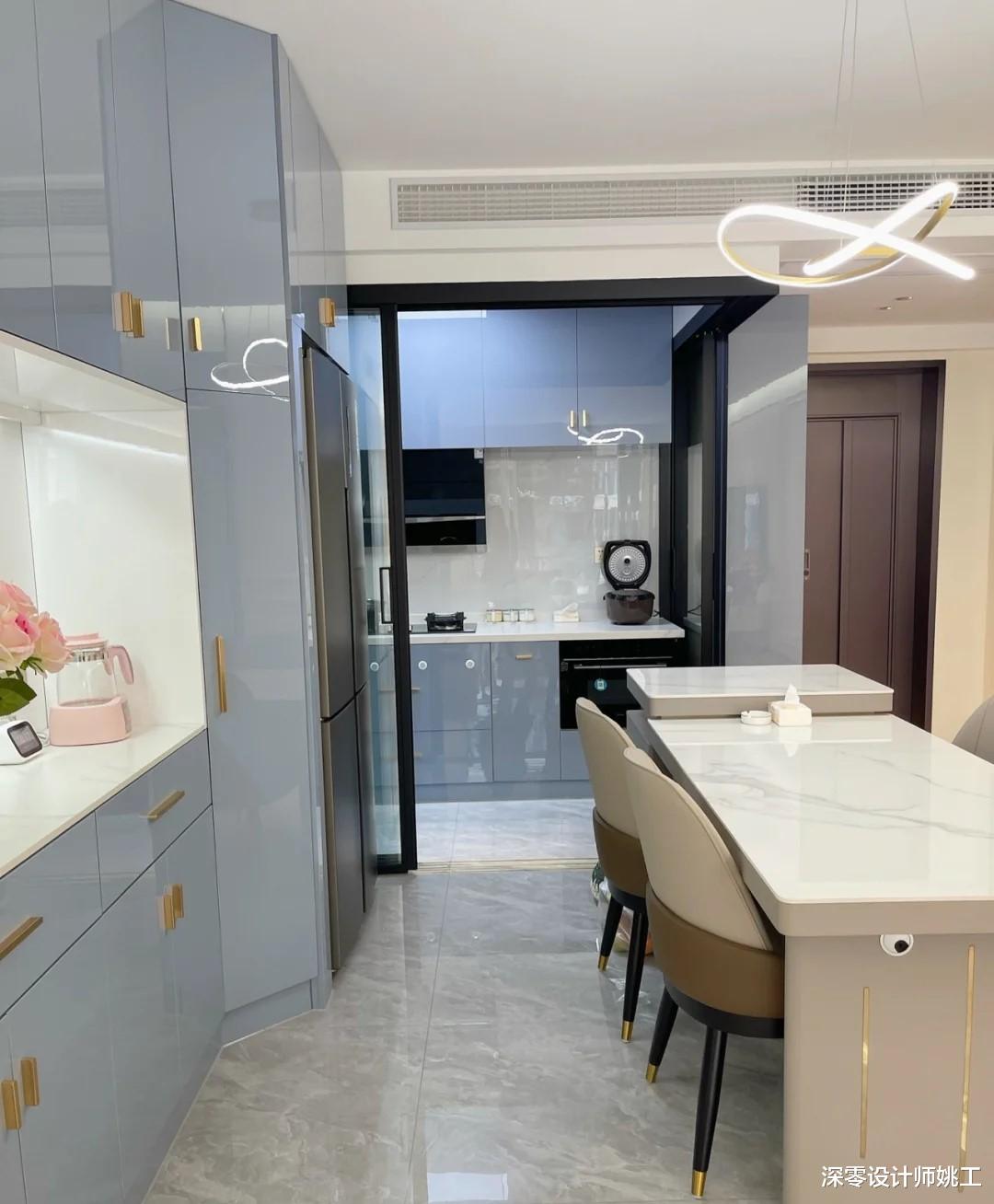 针对冰箱和旁边柜子宽厚不一,试用这3种办法解决,收纳能力真的强