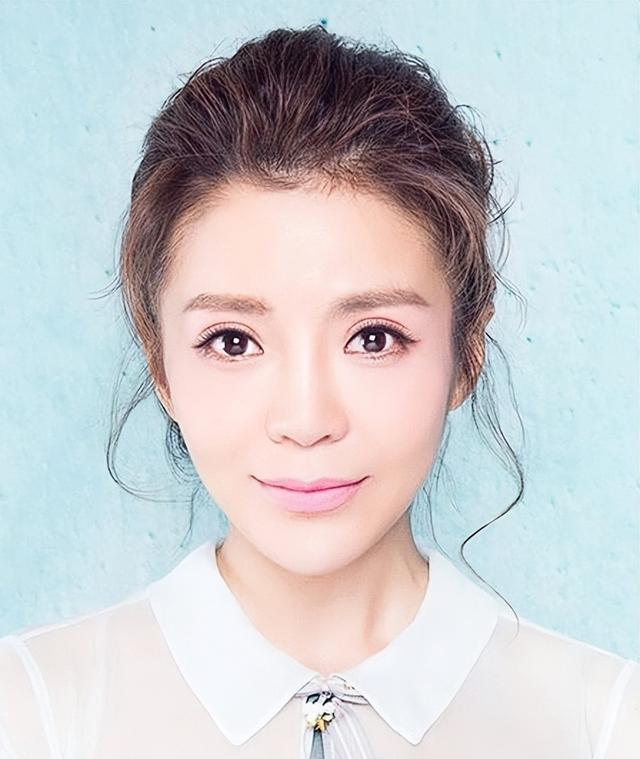 朱迅|朱迅：7次登上春晚，与王志走过18年，86岁母亲独居异国让人泪目