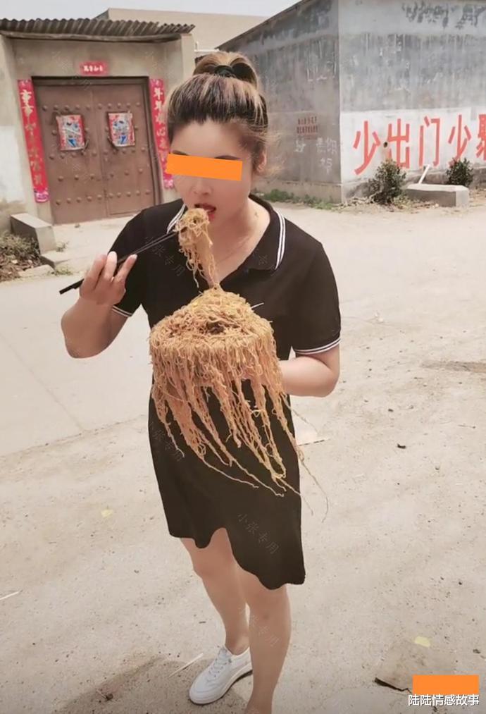 女子相亲失败被母亲赶出家门,站在家门口吃面条,网友:这是亲妈