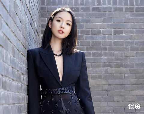 张梓琳|世界小姐张梓琳晒日常，穿深V开衫露抹胸秀雪白肌肤，俩女儿腿长成关注