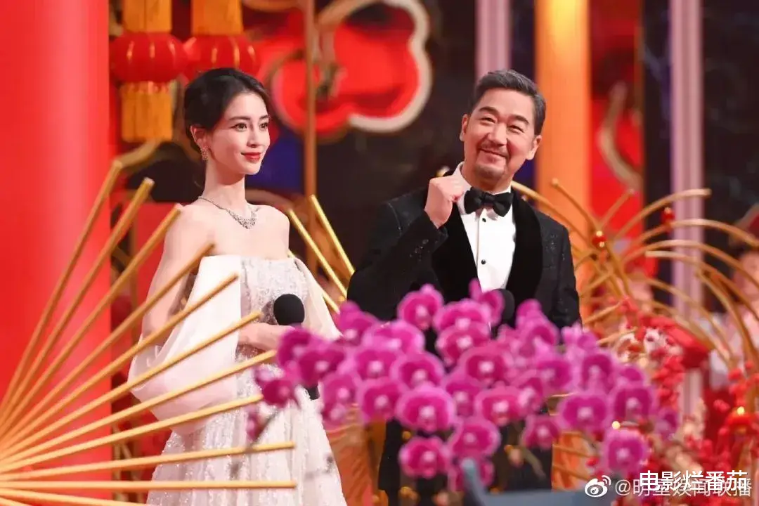 春晚|卫视春晚比美:baby离婚后美呆,关晓彤衣品没得挑,杨幂惊艳全场