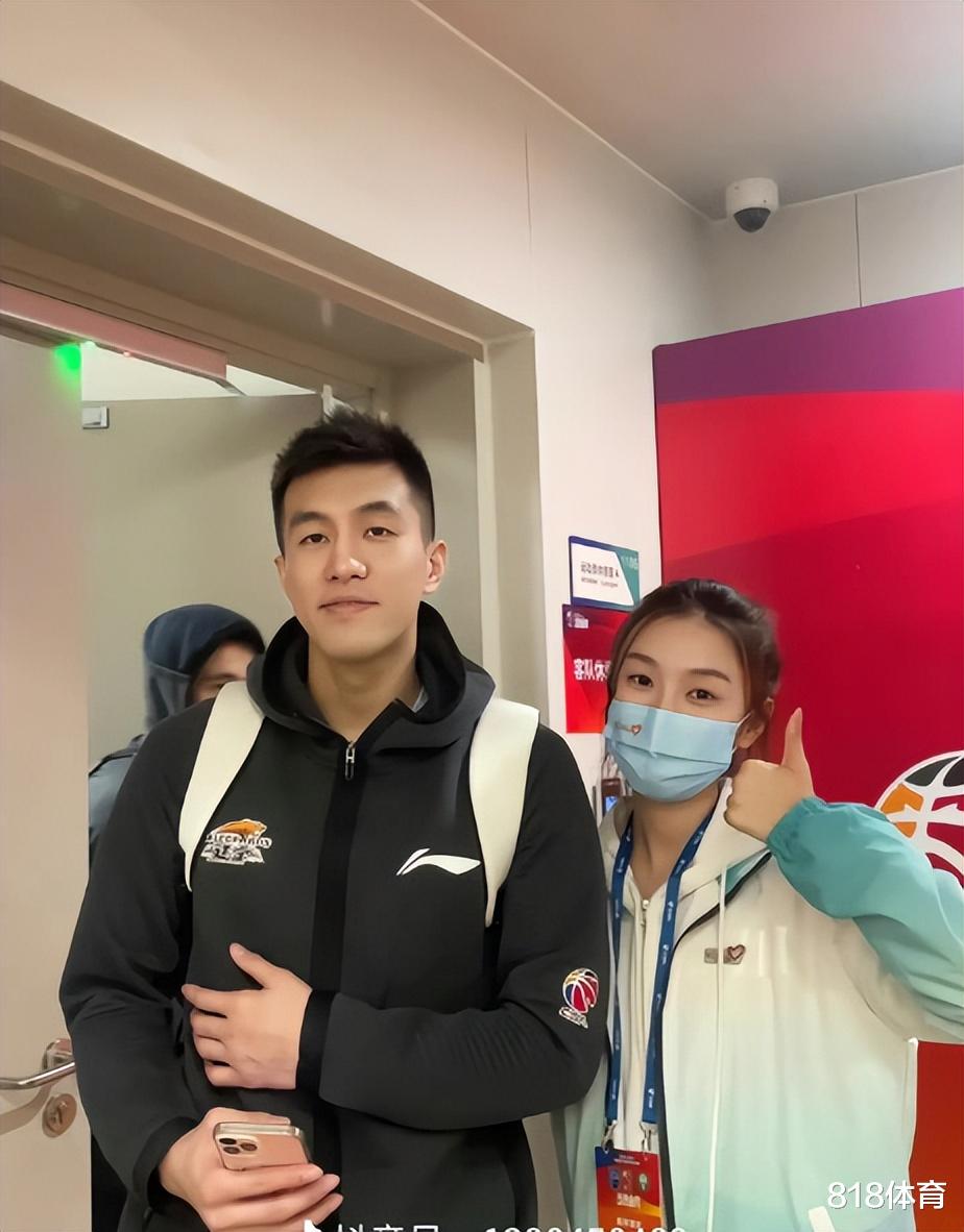 |郎才女貌! 美女志愿者追星郭艾伦, 大侄子掏手机自拍幸福像花儿一样