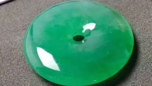 翡翠|?色根是鉴别翡翠的重要因素之一，但我们要怎么正确的看翡翠的色根？