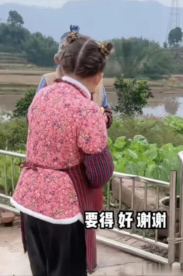 四川女子远嫁瑞典,混血女儿入中国籍,洋娃娃回村成村口翠花