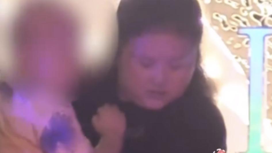 沈腾|刚被曝出离婚！沈腾老婆现状：抱娃出街面部浮肿身型笨重