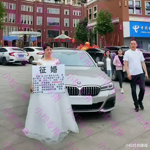四川成都:女孩穿婚纱在街头征婚,有房有车有公司,但要求有点高