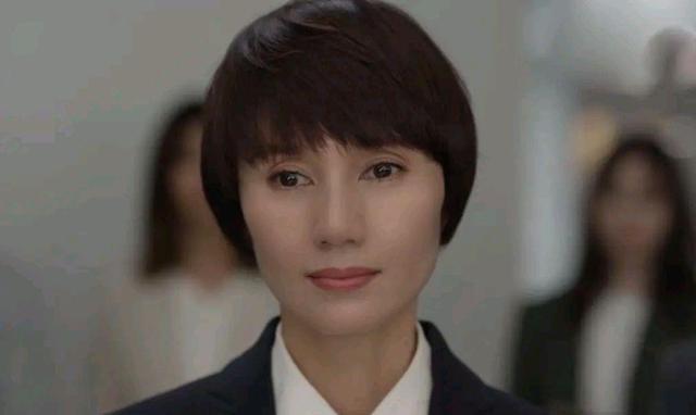 短发 不要觉得袁泉的短发造型是故意的，真实原因是长发的她真的不好看