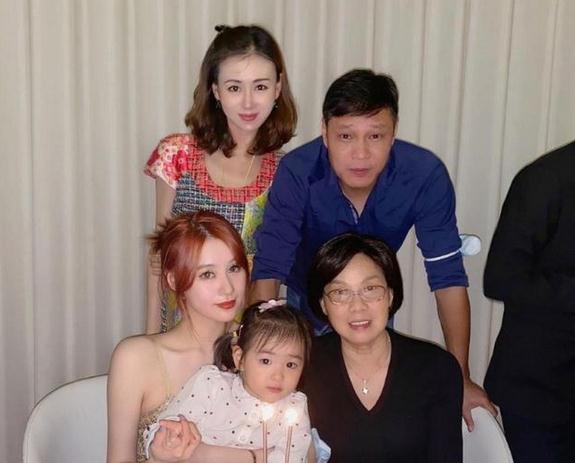 范志毅|范志毅大女儿久违现身！浅咖短背心高调炫腹，曝与富二代男友分手