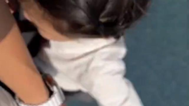 张杰|张杰牵双胞胎女儿遛弯，跳俏姐妹将脑袋藏爸爸衣服里，俏皮可爱