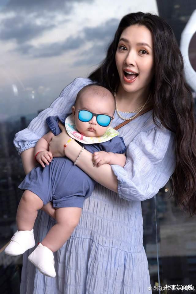 郭碧婷|向太携老公向华强为孙女庆生！全家同框独缺向佐，孙子小名超霸气
