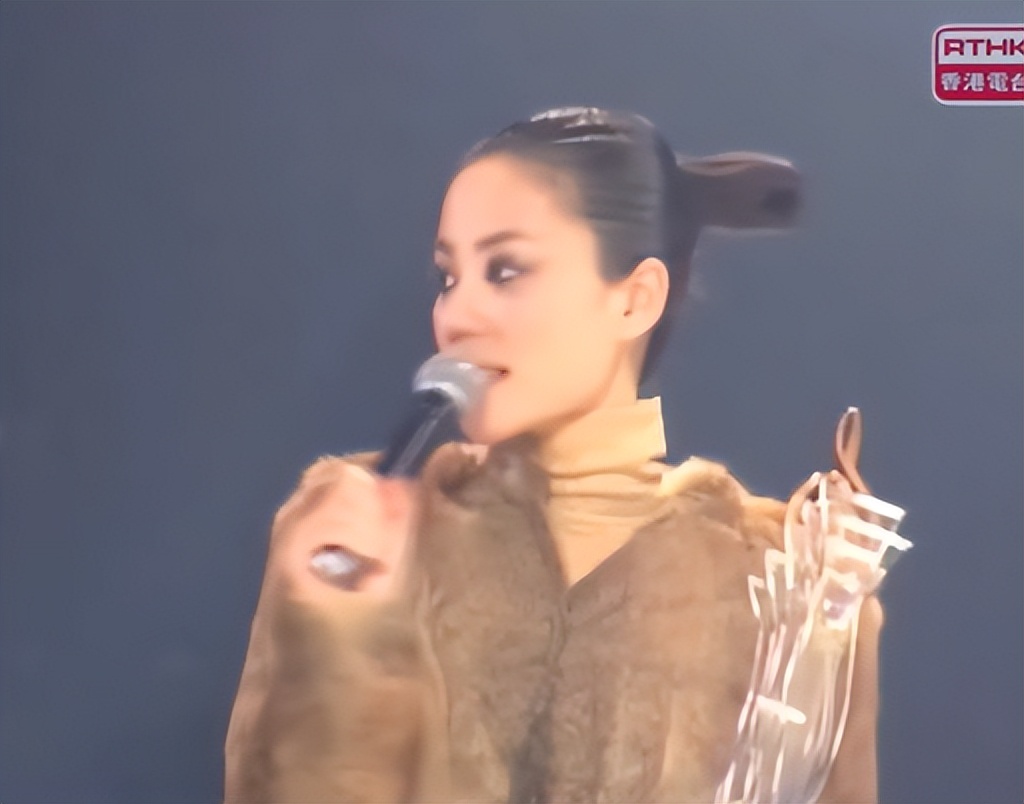 紫薇|天后王菲美丽绝伦，拿奖拿到手软，香港十大中文金曲得奖盘点