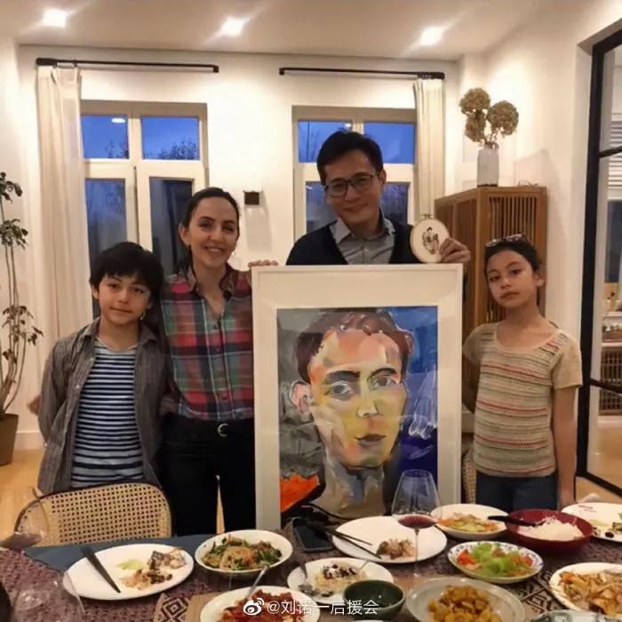 霓娜|刘烨俩儿女出席戏剧发布会,12岁诺一帅气如王子,霓娜漂亮有气质