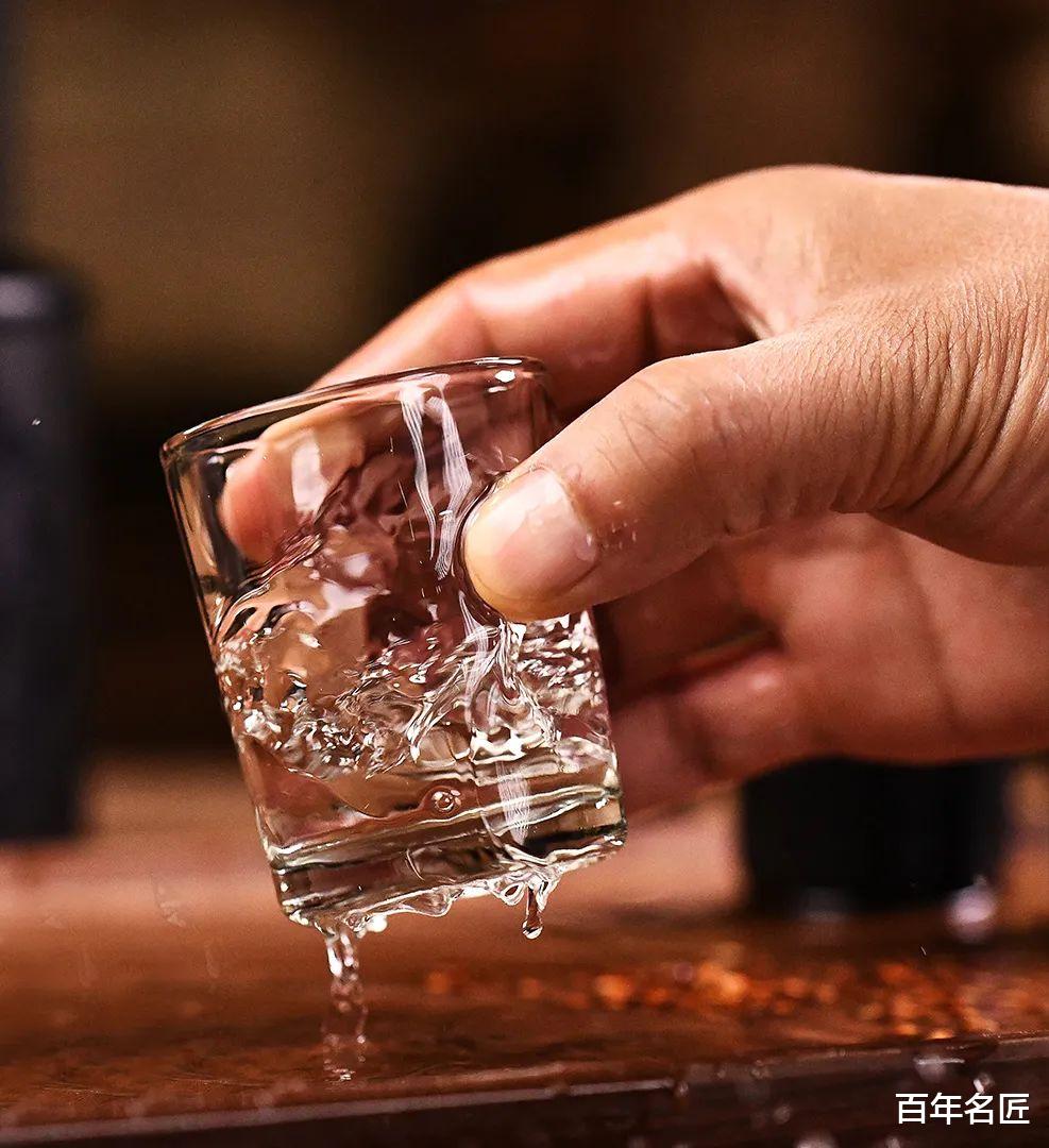 如何辨别酱香酒？不能只看这个地方！