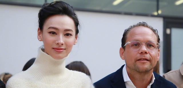 梁洛施|2个嫁不入李家的女人，梁洛施住“豪宅”，周凯旋出门带宝马车队