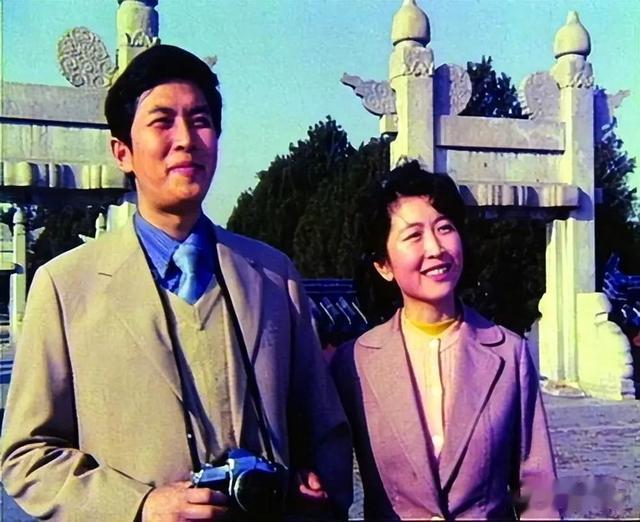 唐国强|70岁唐国强老来瘦!与网红握手后反复擦手,被指嫌弃对方惹争议