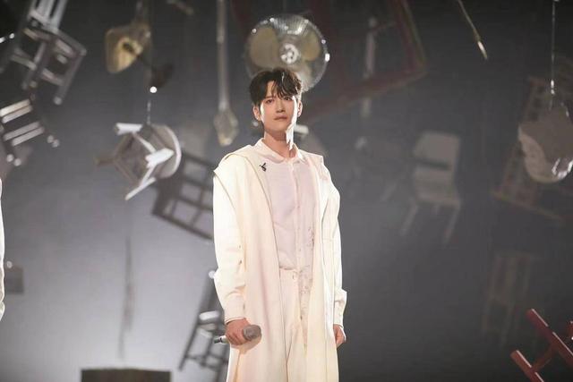 张峻宁|披哥收官，张峻宁发表节目感言，一件满是签名的T恤暴露他的内心