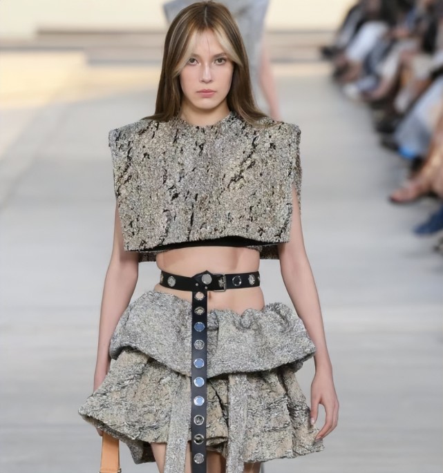 谷爱凌|谷爱凌走秀！史上最丑造型出炉，面无表情腿也短，女神形象尽毁