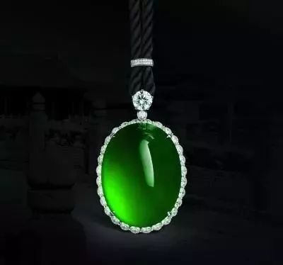 翡翠|一块被绺裂“附体”的翡翠原石。