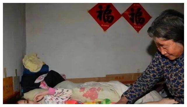 “女懒虫”吴桂英,被哥哥打2耳光后装瘫20年,被监控录像揭穿