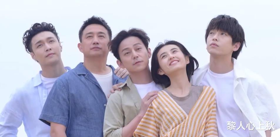 张子枫|《向往》张子枫海边玩水！光脚丫小腿白净，身材瘦小被何炅搂怀中