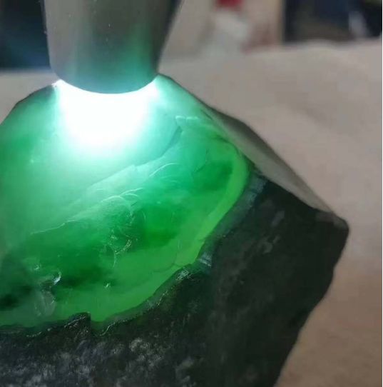 星月菩提|翡翠原石的开采现场,天价石头就是这样挖出!