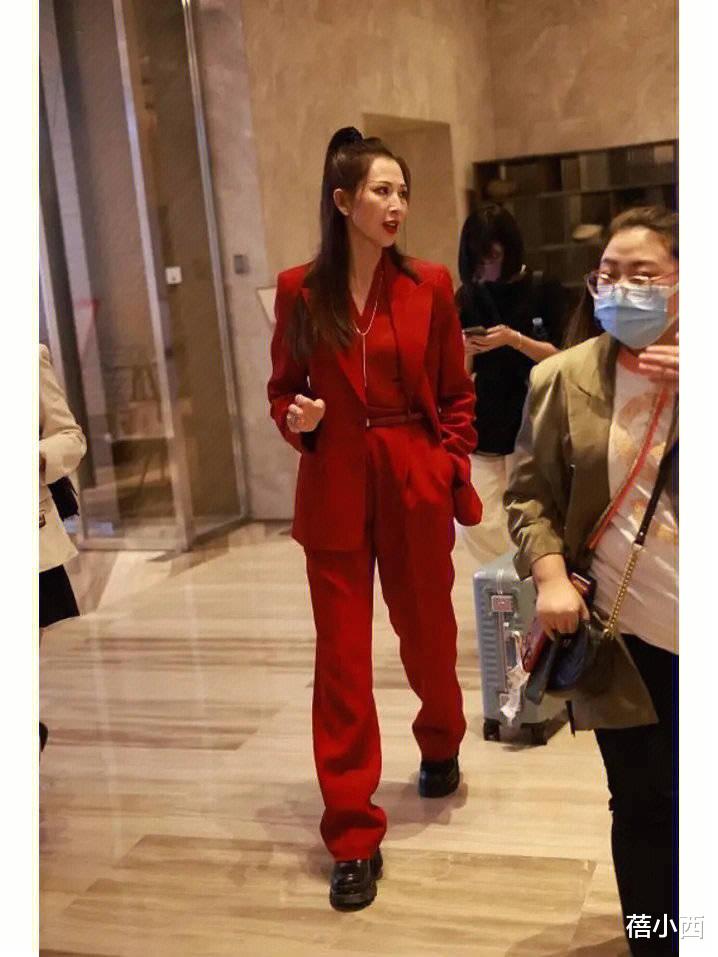 卷发 “蔡少芬”不愧是港姐出身，穿红色西装配高马尾，气场不输超模