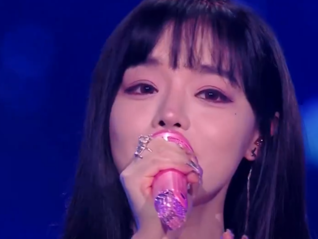 奶茶 跨年夜妆容尴尬现场：虞书欣口红粘牙，任嘉伦高低眉，杨紫妆感重！