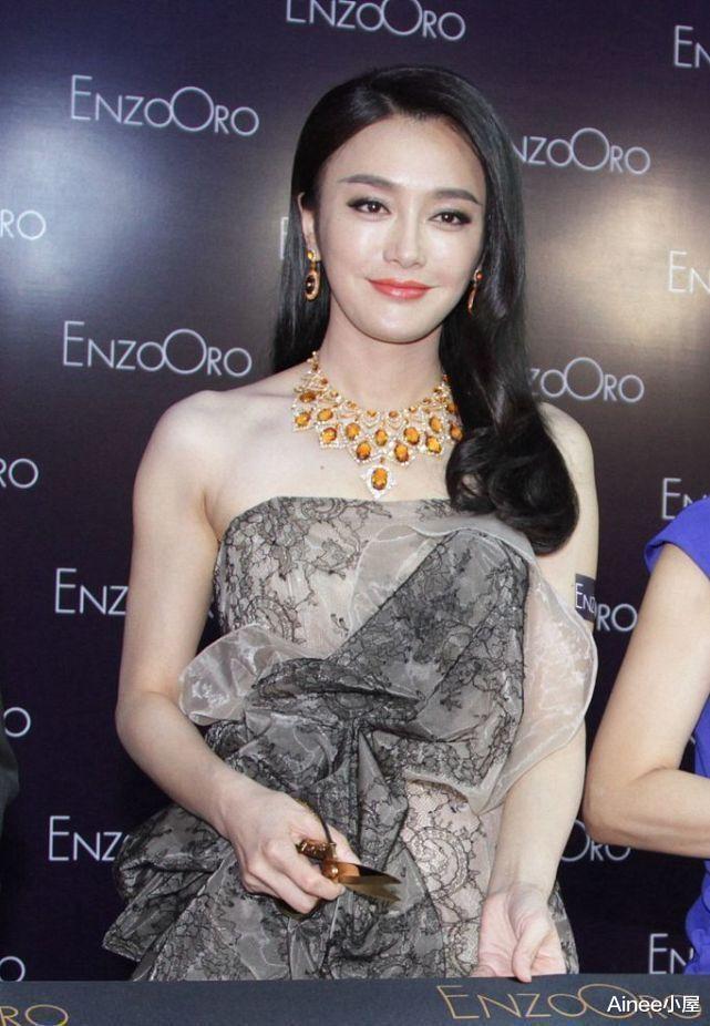 秦岚|秦岚宋佳不像40多的人，一个穿裙装甜美精致，一个穿西装霸气有型