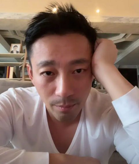 汪小菲|汪小菲直播骂脏话否认蹭热度！胡子拉碴精神不佳，满脸通红疑喝酒