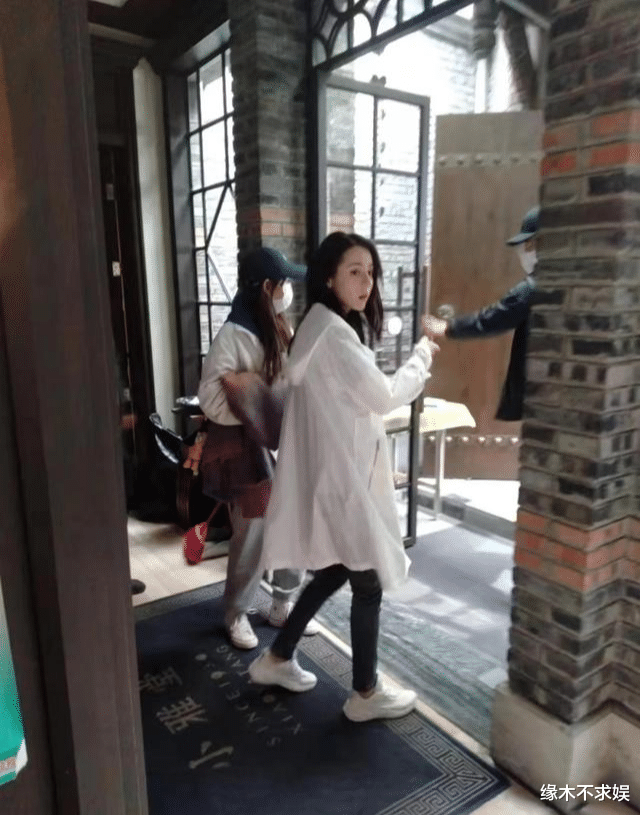 迪丽热巴|迪丽热巴咖啡馆被偶遇，侧颜生图引关注，拍摄者的评论很真实