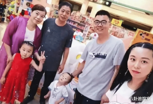 街拍|“房产大战”接近尾声?熊磊穿旗袍直播心情好,评论区支持声一片