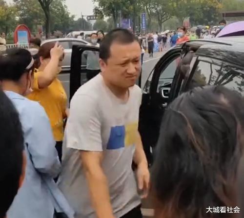 浙江一老板想招2个临时工,开车门挤进了群大妈,无奈把人拉出来