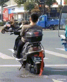 “又是赔钱白干的一天啊！”有人说小车要负全责，诸位怎么看？哈哈哈