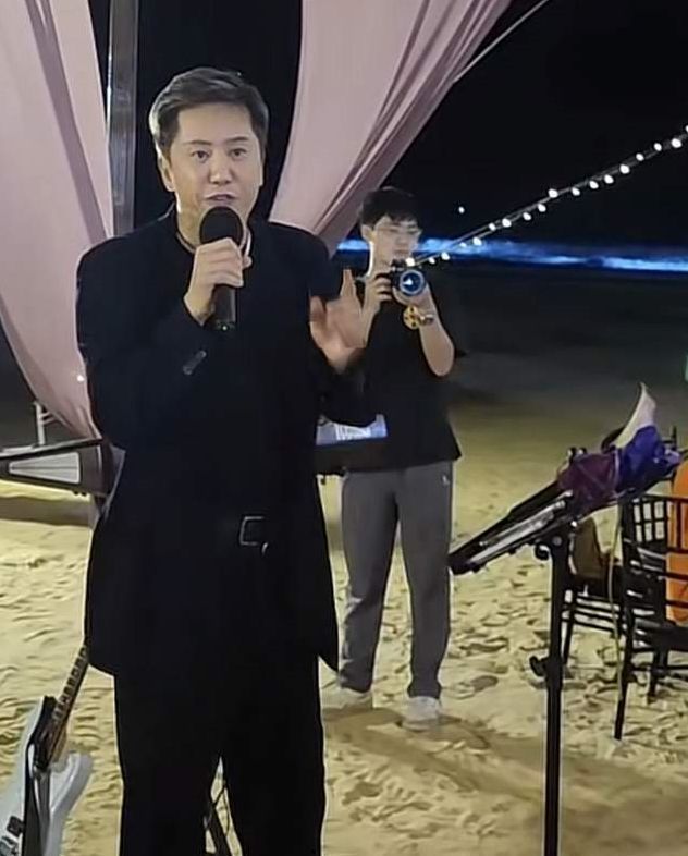 金铭|毛宁参加外甥女婚礼，现场飙高音脖子冒青筋，唱功获网友夸赞