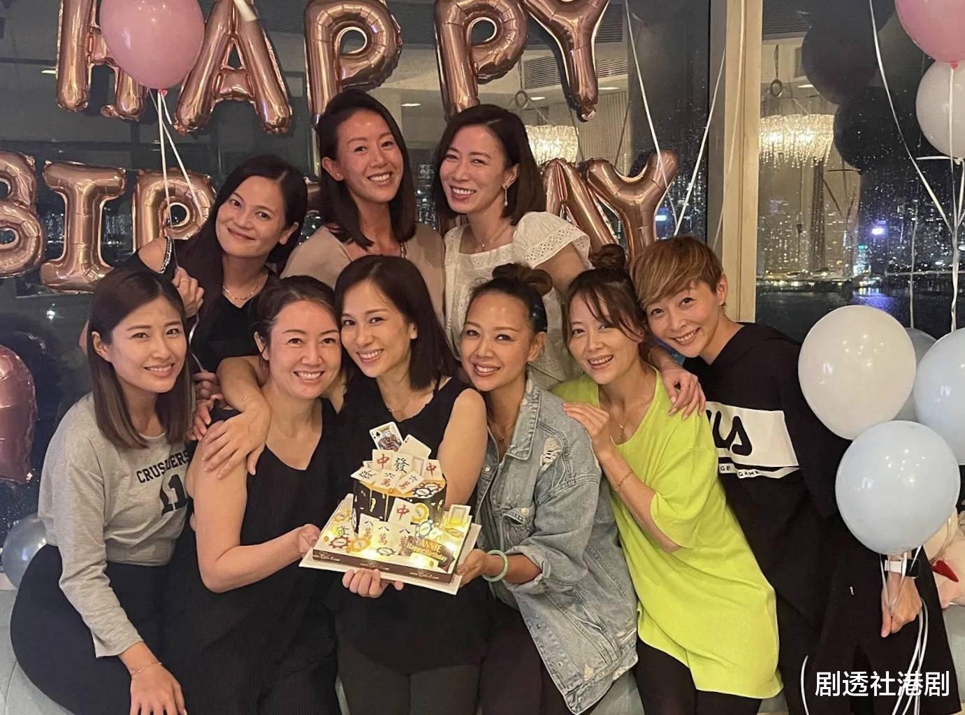 文颂娴|期待！45岁香港著名冻龄女神宣布复出，晒近照皮肤白皙看不到毛孔