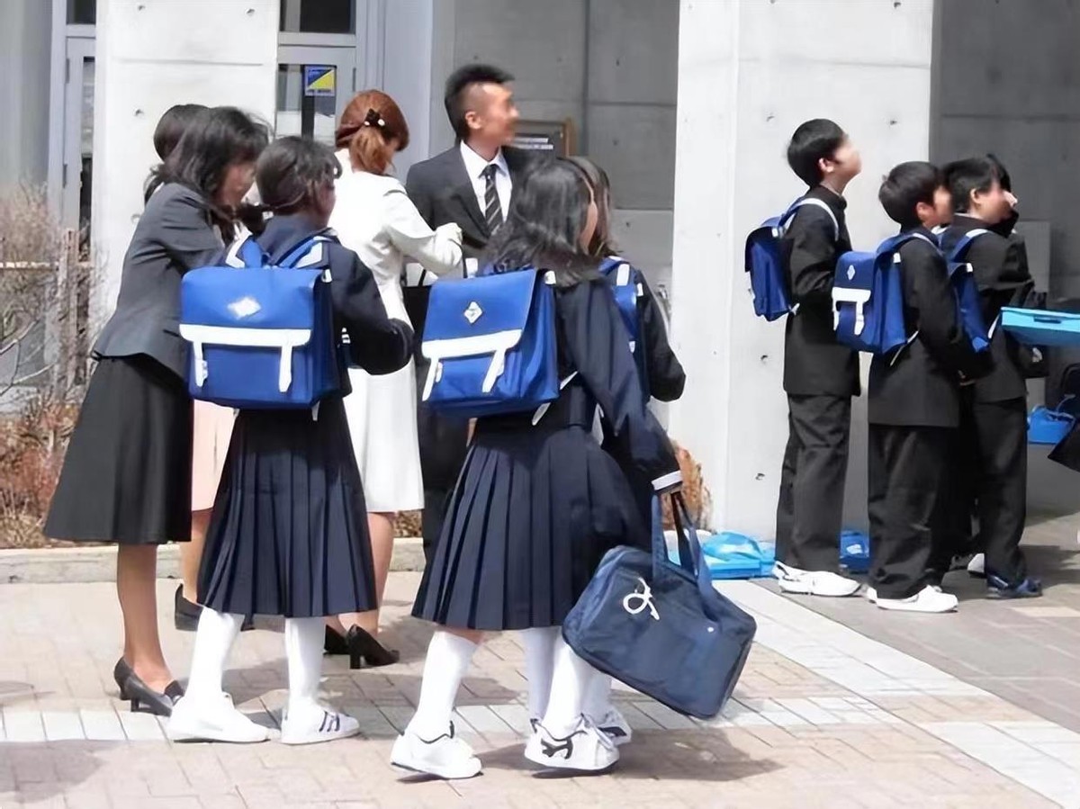 那些奇葩的日本校规!女学生内裤只能穿白色,老师还会亲自检查
