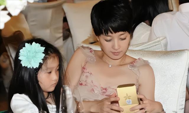 马伊琍|马伊琍新动向：网传已有新家庭，未领证，女儿叫对方“爸爸”