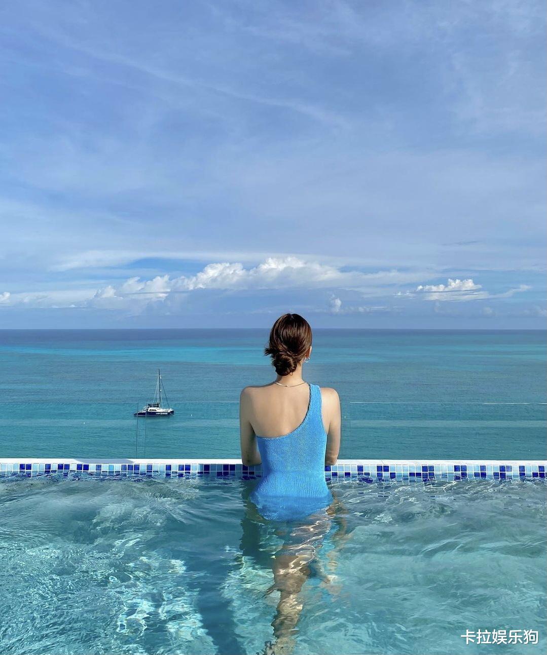 心动的感觉|郑秀晶郑秀妍姐妹同款蓝色斜肩泳装，两位是一起逛街姐姐买单吗