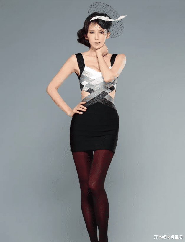 林志玲|吊带紧身衣搭配花样丝袜，林志玲的歌女风采，网友：盘她！