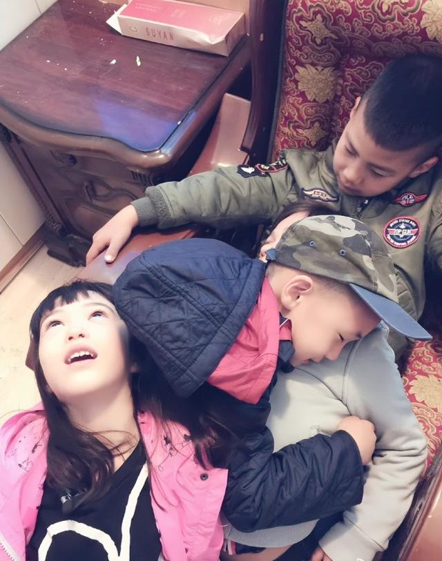 李宇春|13岁胡军儿子看话剧被拍,打扮低调接妈妈下班