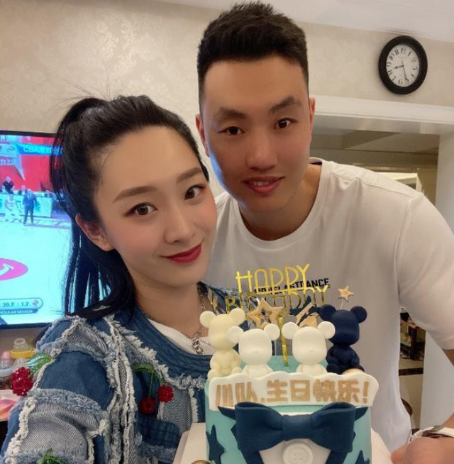 |翟晓川晒照秀恩爱!娇妻身材高挑,2女儿少见出镜,颜值更像妈妈