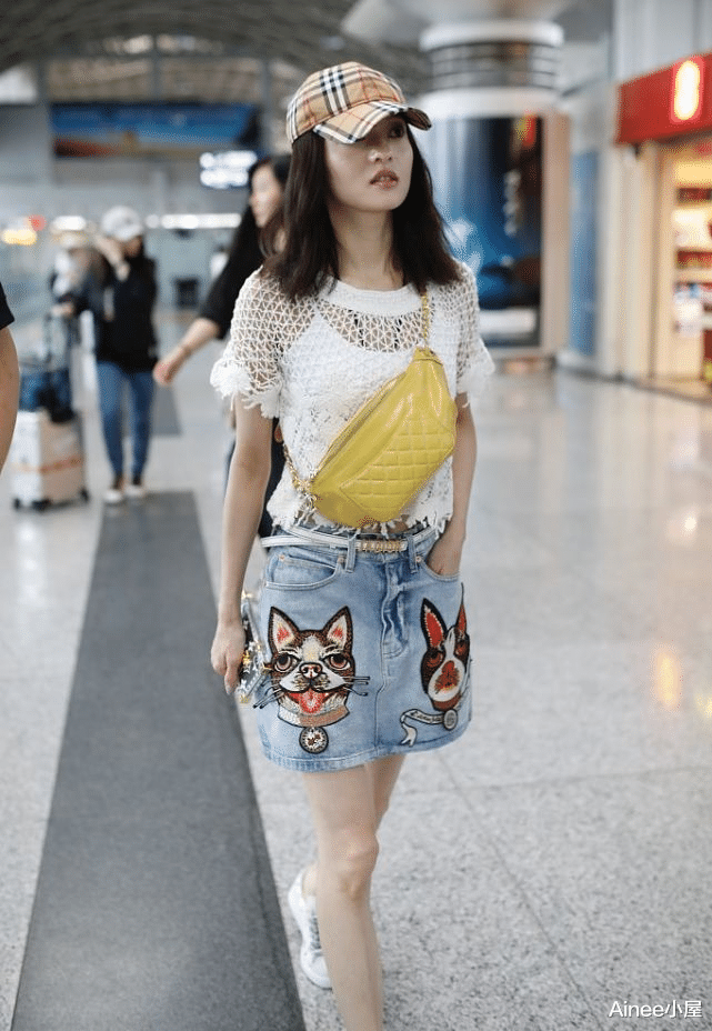 张韶涵的平坦身材好适合透视装，黑色薄纱也能显出白皮肤，真高调