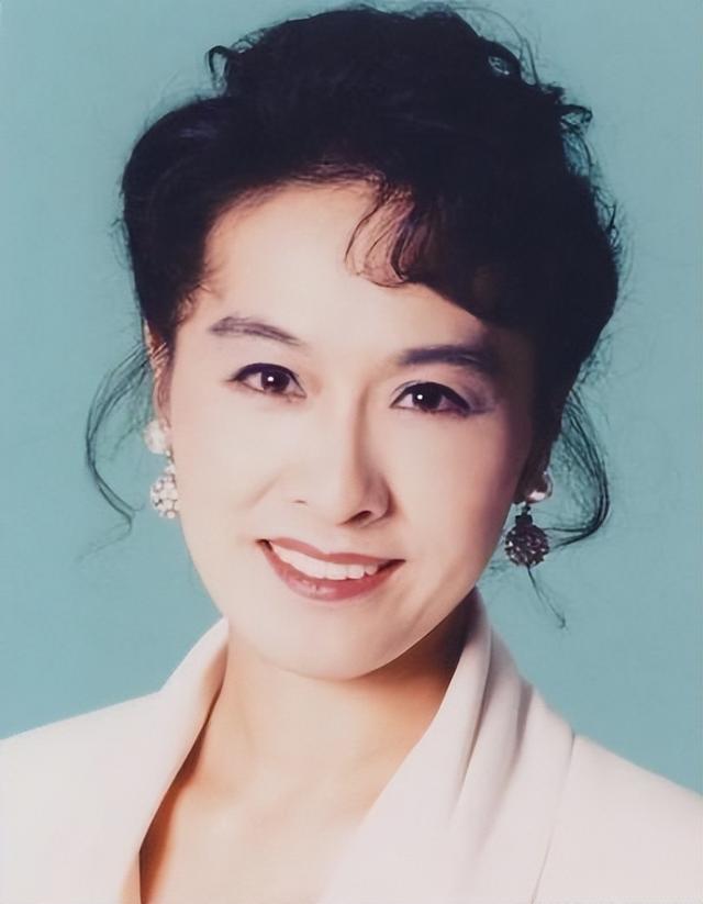 看到77岁栗原小卷才懂:奶奶辈女人烫卷发,也能美得这么时髦洋气